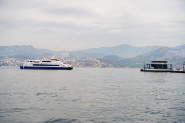Alsancak feribot limanı ve Kordon. İzmir, Türkiye - 1 Temmuz 2023.