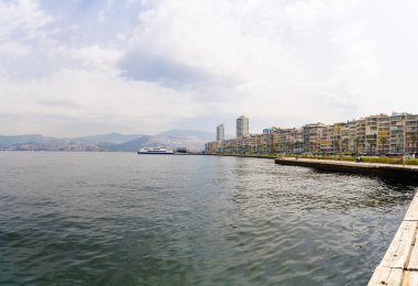 Alsancak feribot limanı ve Kordon 'un panoramik manzarası. İzmir, Türkiye - 1 Temmuz 2023.