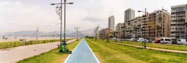 Konak bölgesindeki Kordon ve mavi bisiklet yolunun panoramik manzarası. İzmir, Türkiye - 1 Temmuz 2023.