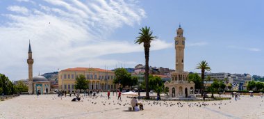 Panoramik manzara İzmir Saat Kulesi Konak Meydanı 'nda bulunan tarihi bir saat kulesidir. İzmir, Türkiye - 1 Temmuz 2023.
