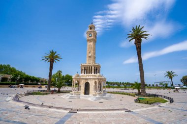 İzmir Saat Kulesi, Konak Meydanı 'nda bulunan tarihi bir saat kulesidir. İzmir, Türkiye - 1 Temmuz 2023.