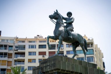 Alsancak 'ta Cumhuriyet Meydanı' nda Mustafa Kemal Atatürk heykeli. İzmir, Türkiye - 1 Temmuz 2023.