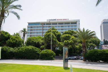 Alsancak 'ta, Cumhuriyet Meydanı' ndaki Swissotel binası. Swissotel Hotel Resorts, İsviçre 'de lüks oteller zinciri. İzmir, Türkiye - 1 Temmuz 2023.