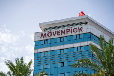 Alsancak 'ta Cumhuriyet Meydanı' ndaki Movenpick Otel binası. Movenpick Otelleri bir İsviçre otel yönetim şirketidir. İzmir, Türkiye - 1 Temmuz 2023.