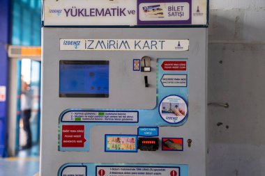 Izmirim Kart doldurma makinesi. İzmirim Kart, İzmir 'in toplu taşımacılığında kullanılan bir yakınlık tipi akıllı karttır. İzmir, Türkiye - 1 Temmuz 2023.