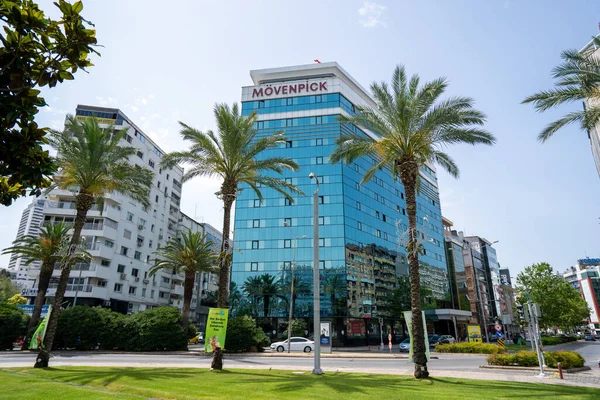 Alsancak 'ta Cumhuriyet Meydanı' ndaki Movenpick Otel binası. Movenpick Otelleri bir İsviçre otel yönetim şirketidir. İzmir, Türkiye - 1 Temmuz 2023.