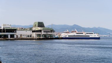 Konak Ferry İstasyonu 'ndaki yolcu feribotunun panoramik görüntüsü. İzmir, Türkiye - 1 Temmuz 2023.