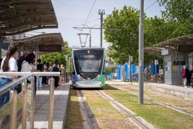 Konak bölgesindeki tramvay istasyonunda bekleyen yolcular. İzmir, Türkiye - 1 Temmuz 2023.