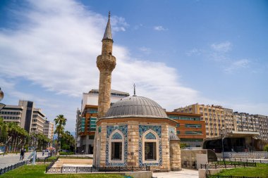 Konak Camii, İzmir 'in Konak Meydanı' nda bir camidir. Türkiye - 1 Temmuz 2023.