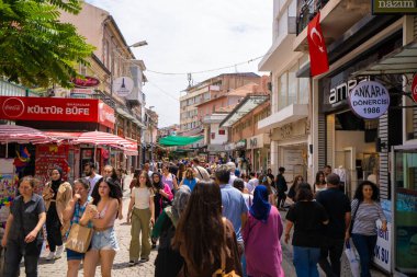 Kemeralti bölgesindeki sokaktaki insanlar. Kemeralti (Kemeralti Carsisi), Konak 'ın tarihi bir pazarıdır. İzmir, Türkiye - 1 Temmuz 2023.