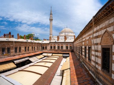 Kizlaragasi Çarşısının panoramik manzarası. Kizlaragasi Hani İzmir 'de eski bir alışveriş merkezidir. İzmir, Türkiye - 1 Temmuz 2023.