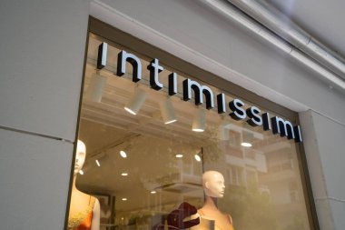 Konak bölgesindeki Intimissimi imzası ve logosu. Intimissimi bir İtalyan giyim markasıdır. İzmir, Türkiye - 1 Temmuz 2023.