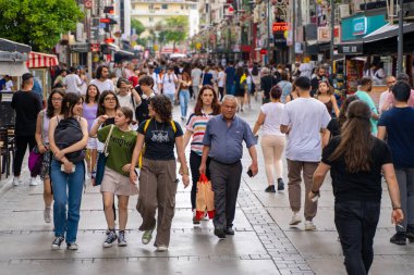 Kibris Sehitleri Caddesi, Konak ilçesinde bulunan şehrin ikonik caddelerinden biridir. İzmir, Türkiye - 1 Temmuz 2023.