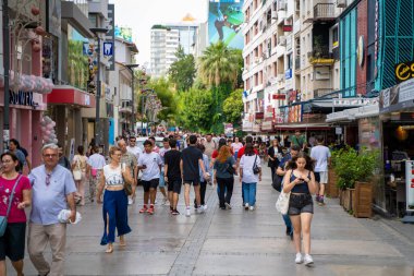 Kibris Sehitleri Caddesi, Konak ilçesinde bulunan şehrin ikonik caddelerinden biridir. İzmir, Türkiye - 1 Temmuz 2023.