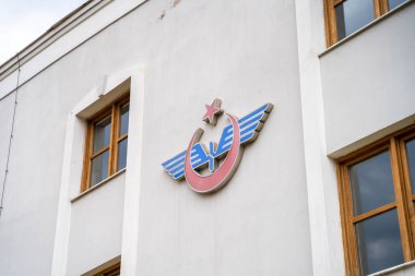 Türkiye Cumhuriyeti Devlet Demiryolları (TCDD) Alsancak Tren İstasyonu 'nu imzaladı. İzmir, Türkiye - 1 Temmuz 2023.