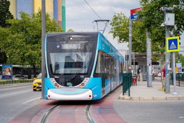 Alsancak bölgesinde tramvay trafiği var. İzmir, Türkiye - 1 Temmuz 2023.