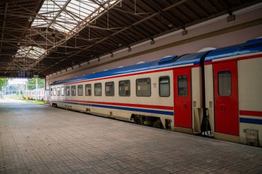 Alsancak tren istasyonu İzmir 'in iki ana demiryolu terminalinden biri. İzmir, Türkiye - 1 Temmuz 2023.