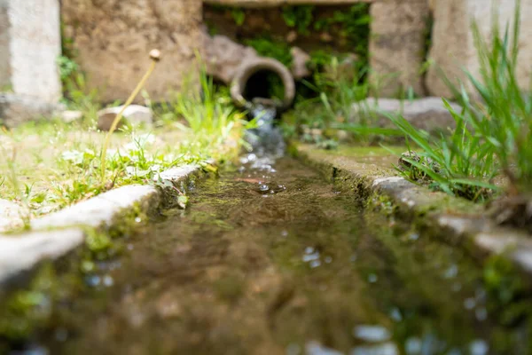 古代の水システムは トルコのイズミルにスミルナのアゴラを位置しています — ストック写真