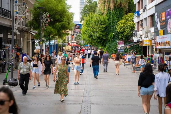 Kibris Sehitleri Caddesi, Konak ilçesinde bulunan şehrin ikonik caddelerinden biridir. İzmir, Türkiye - 1 Temmuz 2023.