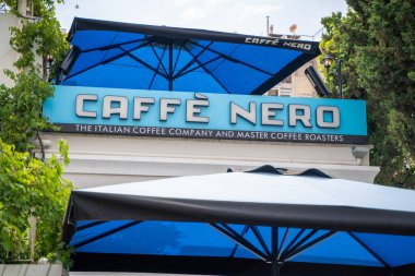 Alsancak bölgesinde Caffe Nero imzası ve logosu var. Caffe Nero, İtalyan etkisindeki bir kahve evi şirketidir. İzmir, Türkiye - 1 Temmuz 2023.