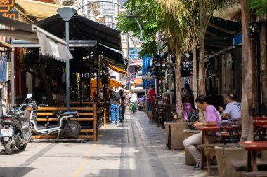 Alsancak 'ta bir bar sokağında. İzmir, Türkiye - 1 Temmuz 2023.
