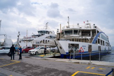 Bostanli Ferry Terminali 'ndeki yolcu gemilerinin görüntüsü. İzmir, Türkiye - 1 Temmuz 2023.