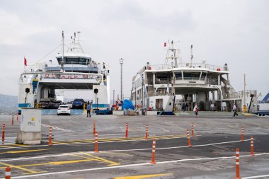 Bostanli Ferry Terminali 'ndeki yolcu gemilerinin görüntüsü. İzmir, Türkiye - 1 Temmuz 2023.
