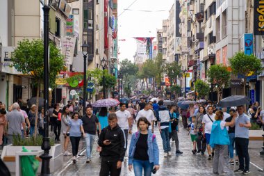 Karsiyaka bölgesinde sokakta yürüyen bir sürü insan. Karsiyaka, İzmir 'in ana ilgi odağı. İzmir, Türkiye - 1 Temmuz 2023.