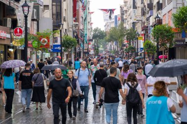 Karsiyaka bölgesinde sokakta yürüyen bir sürü insan. Karsiyaka, İzmir 'in ana ilgi odağı. İzmir, Türkiye - 1 Temmuz 2023.