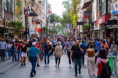 Karsiyaka bölgesinde sokakta yürüyen bir sürü insan. Karsiyaka, İzmir 'in ana ilgi odağı. İzmir, Türkiye - 1 Temmuz 2023.