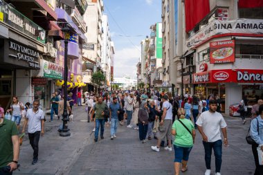 Karsiyaka bölgesinde sokakta yürüyen bir sürü insan. Karsiyaka, İzmir 'in ana ilgi odağı. İzmir, Türkiye - 1 Temmuz 2023.