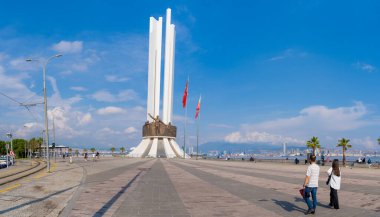 Karsiyaka 'nın Anayasa Meydanı' ndaki Atatürk Anıtı. İzmir, Türkiye - 1 Temmuz 2023.