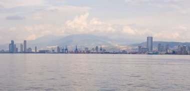 Bostanli sahilinden İzmir Körfezi ve İzmir Limanı 'nın panoramik manzarası.