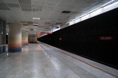 Ankara Metrosu Bilkent Metro İstasyonu boş. Ankara metrosu Ankara 'ya hizmet veren hızlı ulaşım sistemi. Ankara, Türkiye - 1 Temmuz 2023.
