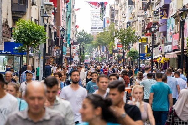 Karsiyaka bölgesinde sokakta yürüyen bir sürü insan. Karsiyaka, İzmir 'in ana ilgi odağı. İzmir, Türkiye - 1 Temmuz 2023.