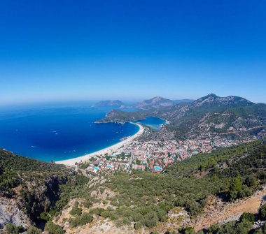 Gökyüzü geniş açılı Oludeniz (Mavi Göl) bölgesi.