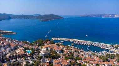 Antalya 'nın Kas ilçesindeki şehir merkezinin ve limanın havadan görüntüsü.