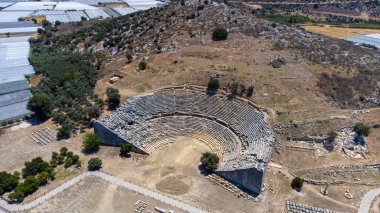 Letoon Antik Yunan Şehri 'ndeki antik tiyatroya havadan bakış.