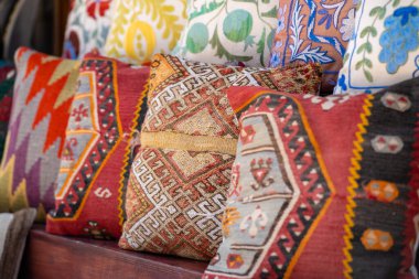 Geleneksel Türk yastıkları. Antalya, Türkiye - 10 Temmuz 2023.