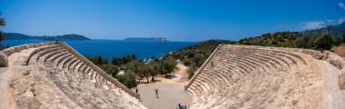 Antiphellos Antik Şehri 'ndeki antik Yunan tiyatrosunun panoramik manzarası. Antalya, Türkiye - 10 Temmuz 2023.