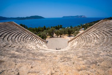 Antiphellos Antik Kentinde antik Yunan tiyatrosu. Antiphellus ya da Antitiphellos, aslen Habesos olarak bilinen Lycia 'nın eski bir kıyı kentidir..