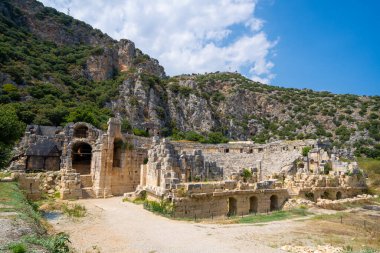 Myra Ancient City 'deki antik tiyatro. Myra, önce Lycian, sonra Antik Yunan, sonra Greko-Romen, sonra Bizans Yunancası, sonra da Lycia 'daki Osmanlı kasabası.