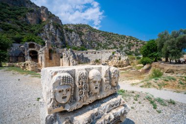 Myra Antik Şehri 'nde taş yüzler. Myra, önce Lycian, sonra Antik Yunan, sonra Greko-Romen, sonra Bizans Yunancası, sonra da Lycia 'daki Osmanlı kasabası. Antalya, Türkiye - 10 Temmuz 2023.