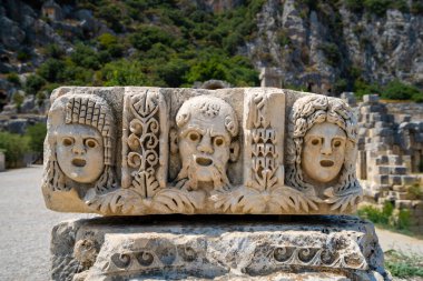 Myra Antik Şehri 'nde taş yüzler. Myra, önce Lycian, sonra Antik Yunan, sonra Greko-Romen, sonra Bizans Yunancası, sonra da Lycia 'daki Osmanlı kasabası. Antalya, Türkiye - 10 Temmuz 2023.