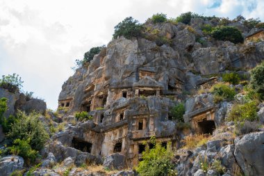 Myra Antik Şehri 'nde taş kesimi mezarlar. Myra, önce Lycian, sonra Antik Yunan, sonra Greko-Romen, sonra Bizans Yunancası, sonra da Lycia 'daki Osmanlı kasabası.