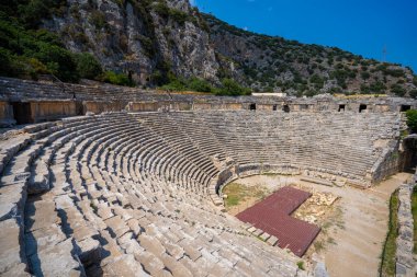 Myra Ancient City 'deki antik tiyatro. Myra, önce Lycian, sonra Antik Yunan, sonra Greko-Romen, sonra Bizans Yunancası, sonra da Lycia 'daki Osmanlı kasabası.