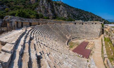 Myra Ancient City 'deki antik tiyatronun panoramik görüntüsü. Myra, önce Lycian, sonra Antik Yunan, sonra Greko-Romen, sonra Bizans Yunancası, sonra da Lycia 'daki Osmanlı kasabası.