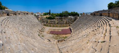 Myra Ancient City 'deki antik tiyatronun panoramik görüntüsü. Myra, önce Lycian, sonra Antik Yunan, sonra Greko-Romen, sonra Bizans Yunancası, sonra da Lycia 'daki Osmanlı kasabası.