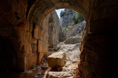 Myra Ancient City 'deki antik bina. Myra, önce Lycian, sonra Antik Yunan, sonra Greko-Romen, sonra Bizans Yunancası, sonra da Lycia 'daki Osmanlı kasabası.