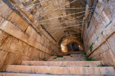 Myra Ancient City 'deki antik bina. Myra, önce Lycian, sonra Antik Yunan, sonra Greko-Romen, sonra Bizans Yunancası, sonra da Lycia 'daki Osmanlı kasabası. Antalya, Türkiye - 10 Temmuz 2023.